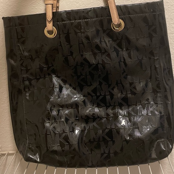 Michael Kors Patent Leather Jet Set Tote - Picture 2 of 6